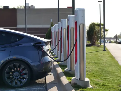 Auto elettriche e città: come cambia la mobilità urbana in Italia