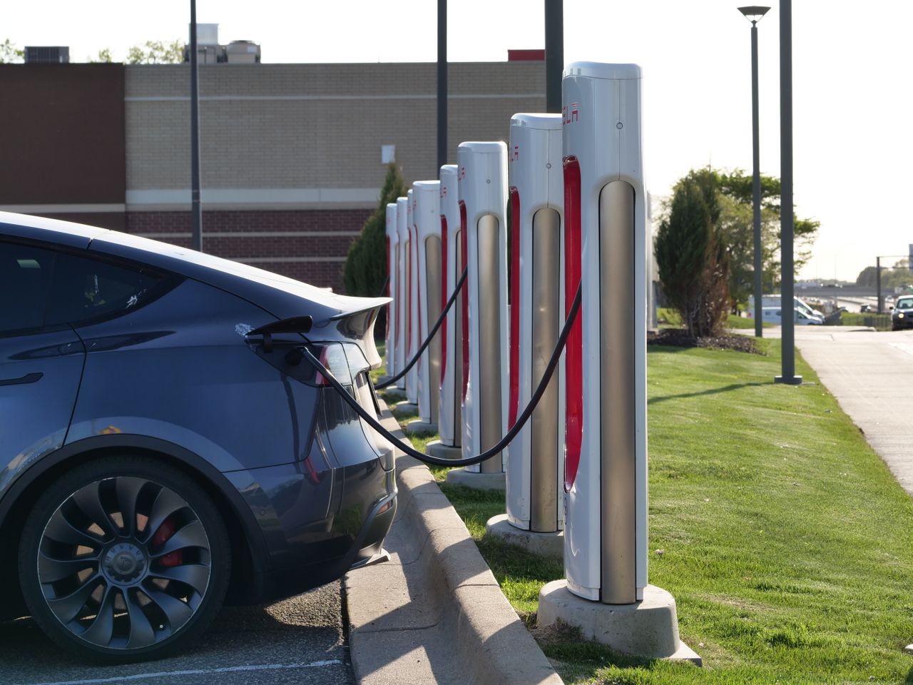 Auto elettriche e città: come cambia la mobilità urbana in Italia