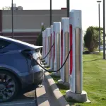 Auto elettriche e città: come cambia la mobilità urbana in Italia